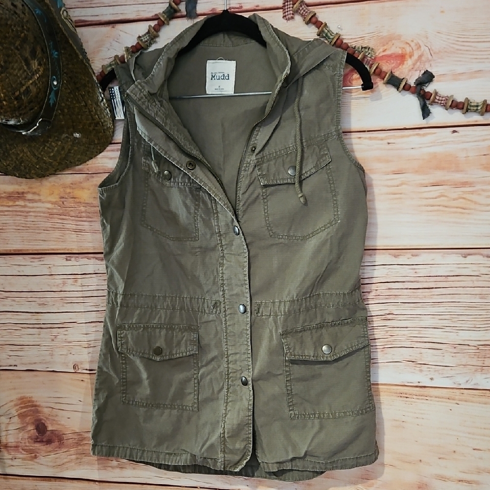 PreLoved "Mudd" Utility Hooded Jacket in Olive Green. Sleeveless, snap closure.